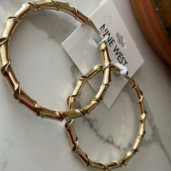 🌿 NINE WEST Gold Bamboo Style Hoop Earrings NWT - Picture 3 of 4